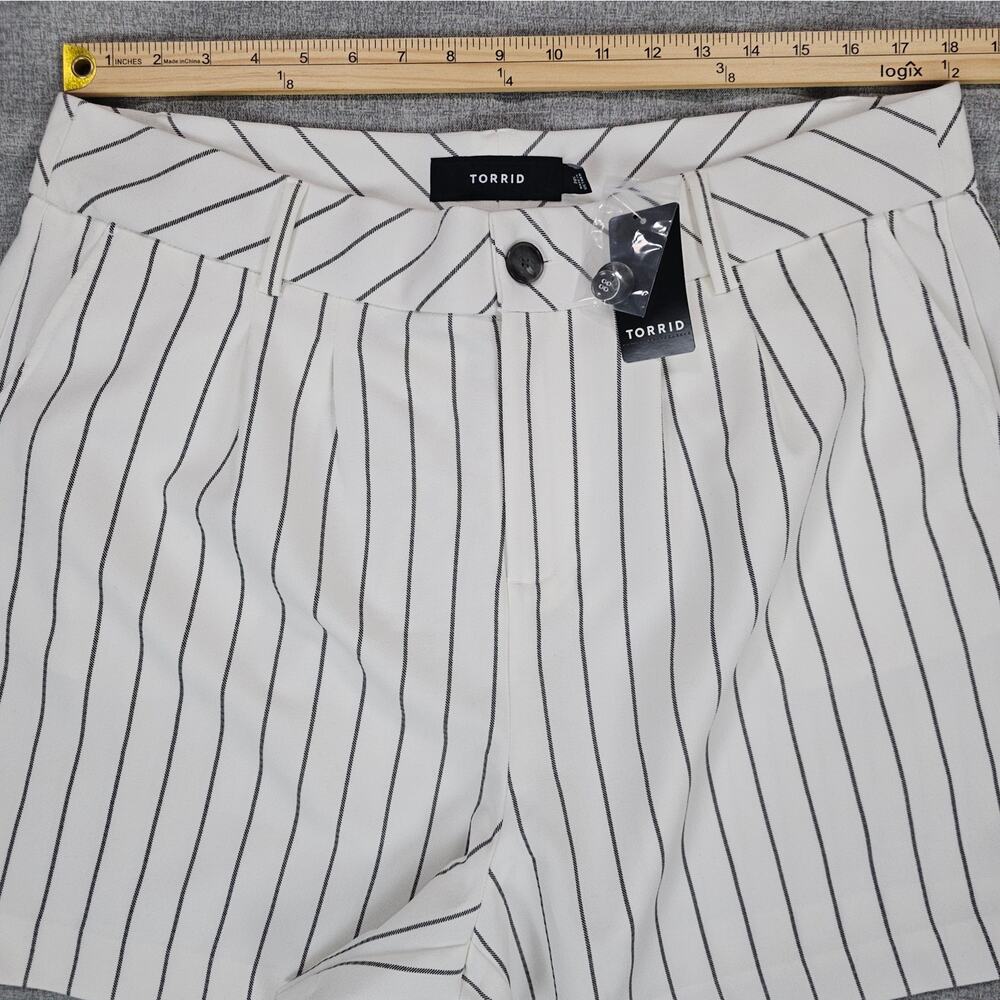 NWT Torrid Shorts Womens Size 16 White Black Pinstrip Twill Tailored Classic - Picture 9 of 11